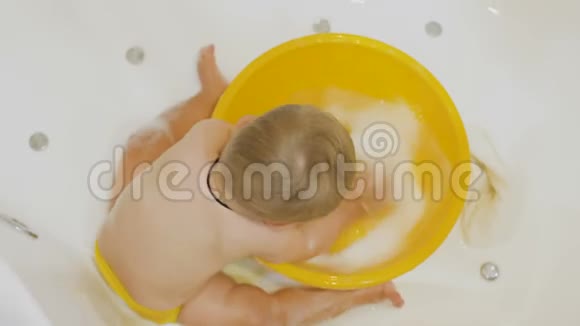 可爱的男孩在浴缸里泼水视频的预览图