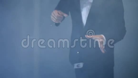 魔术师在黑色背景上用两张飞行卡表演魔术视频的预览图