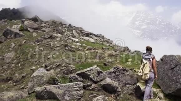 阳光明媚的日子女人在山上散步视频的预览图