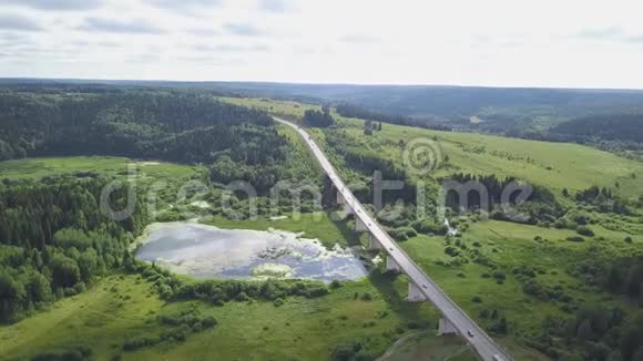 森林乡村道路交通的俯视图剪辑高速公路穿过森林沼泽天空多云视频的预览图