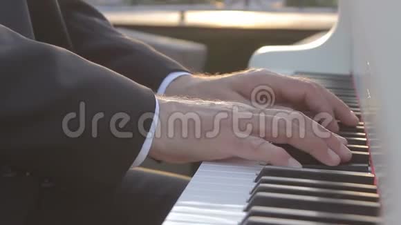 钢琴家手按琴键视频的预览图