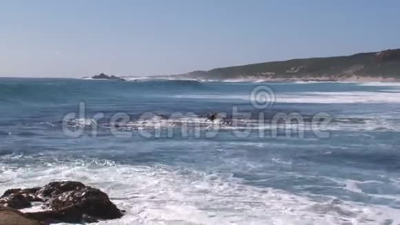 海岸有波浪天空和岩石视频的预览图