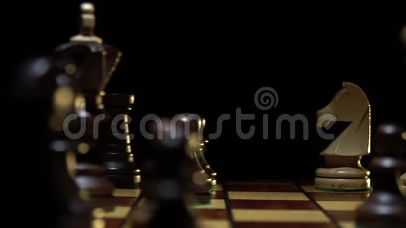 棋盘和国际象棋对白皇后一招视频的预览图