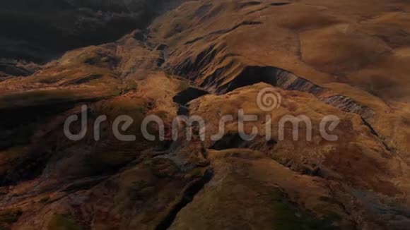 山脉中的道路4K史诗般的无人机飞行高加索山脉和山谷美景格鲁吉亚自然视频的预览图