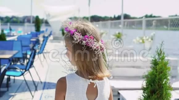 金发女郎走在酒吧的海湾上摆着鲜花慢慢地视频的预览图