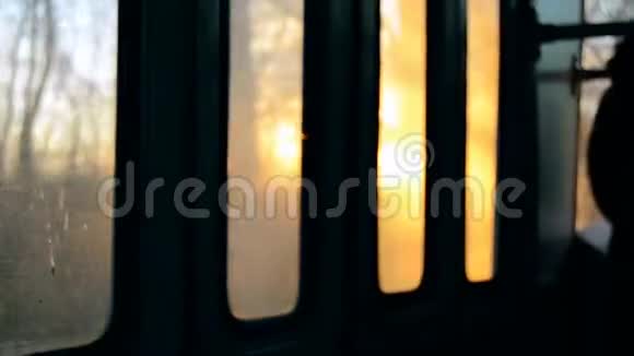 公共汽车车窗里温暖的晚霞视频的预览图