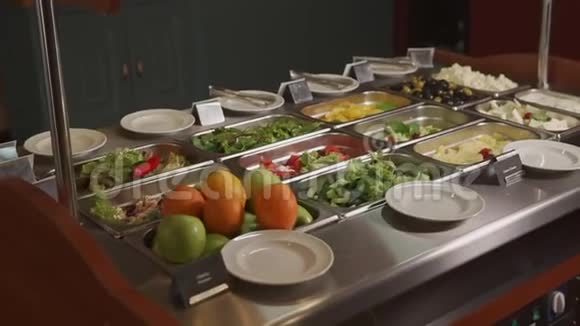提供丰盛的餐盘自助餐提供沙拉和开胃菜视频的预览图