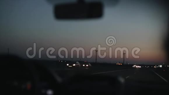 一个戴太阳镜开车的人的近景视频的预览图