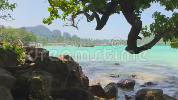 热带海滩荒野的曲线树和岩石湾泰国Azure海的冲浪视频的预览图