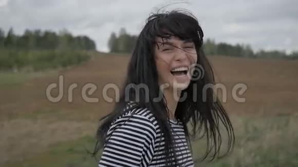在田野里微笑的女孩视频的预览图