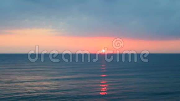 美丽的粉红色日落在海上视频的预览图
