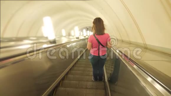 地铁地铁里的女孩人们站在地铁或地铁的自动扶梯上这是一个概念视频的预览图