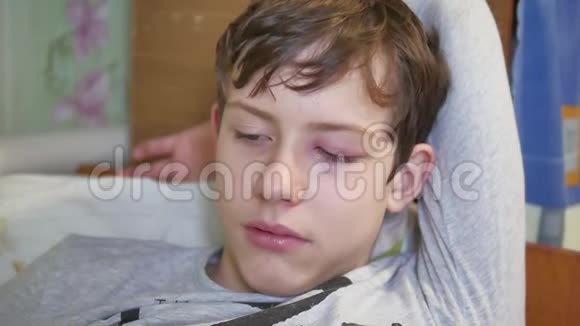 少年儿童患结膜炎眼睛发炎脸大视频的预览图