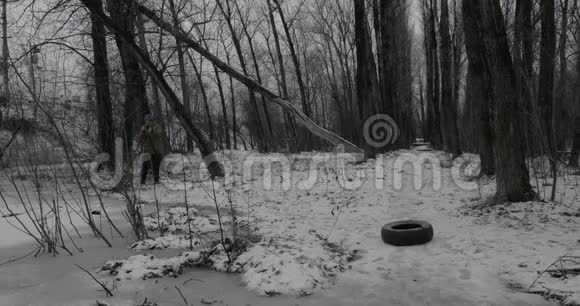 在公园拍摄青少年男孩从小路上带走轮胎的录像视频的预览图