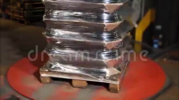 包装木制托盘装载由制造冲压钢盘在聚乙烯磁带视频的预览图