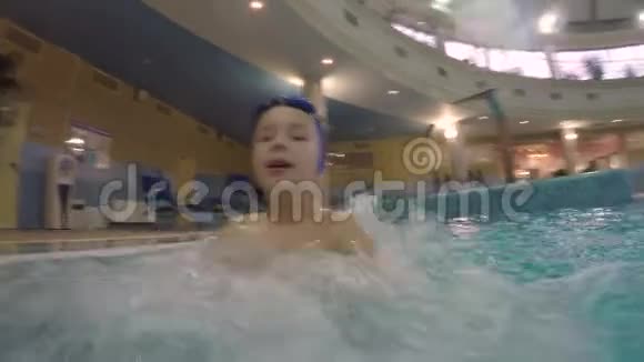 快乐的孩子在泳池里享受水疗视频的预览图