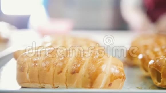 面包店馅饼用手制作面包制品的过程视频的预览图