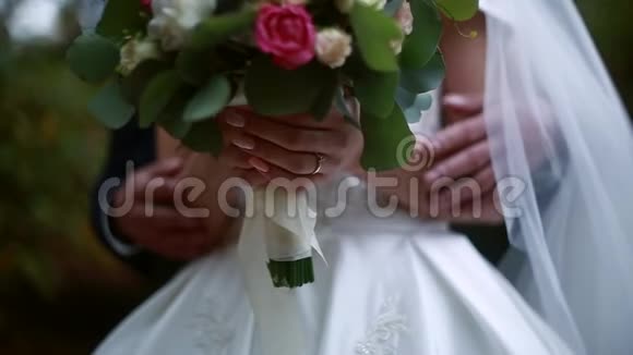 婚礼当天新郎抚摸新娘手婚礼花束视频的预览图