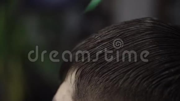 理发师梳湿头发视频的预览图