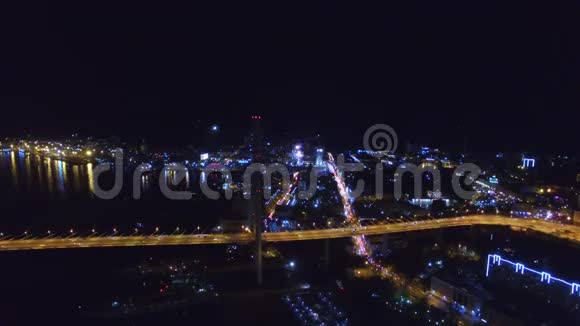 鸟瞰夜景城市俯瞰金角湾视频的预览图