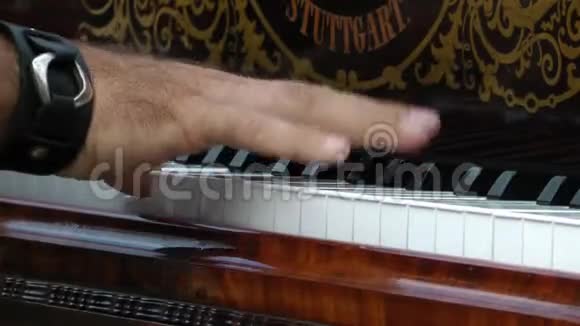 音乐家演奏钢琴视频的预览图