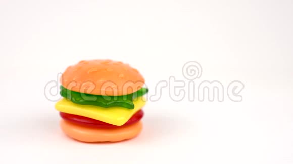 美味的迷你Gummi汉堡旋转在转盘上隔离在白色背景上视频的预览图