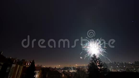 新年前夜维也纳上空午夜烟火的时间视频的预览图