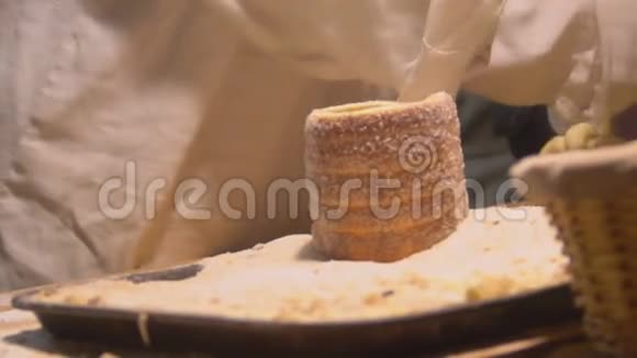街头卖家把美味的糕点放在小篮子里美食节欧洲美食视频的预览图