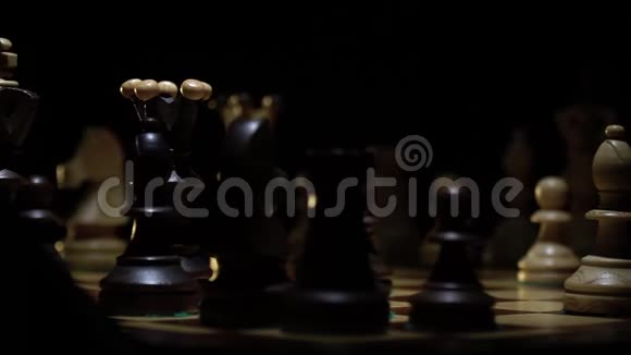 棋盘和象棋一个人在国王面前做出不安全的举动视频的预览图