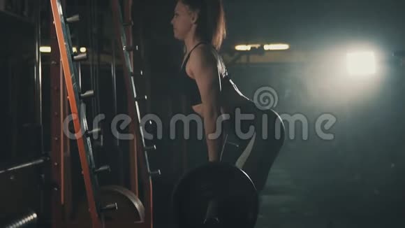 漂亮的健身女子在健身房做杠铃运动训练视频的预览图