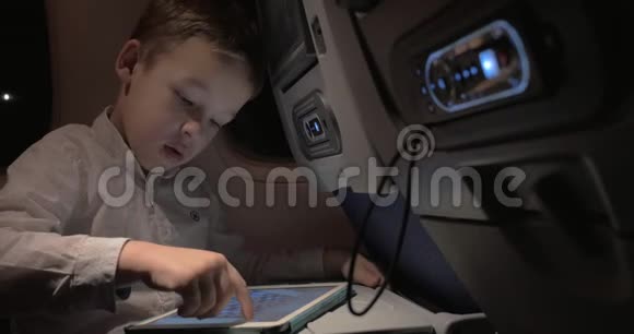 小孩乘飞机旅行玩棋盘游戏视频的预览图