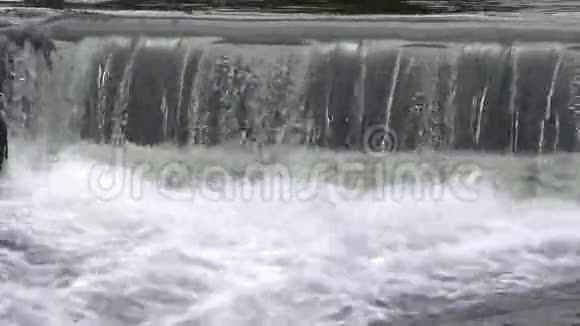 瀑布般的水无尽的水流缓慢的运动生命永恒视频的预览图