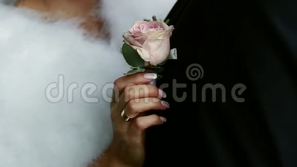 婚礼当天新郎抚摸新娘手婚礼花束视频的预览图