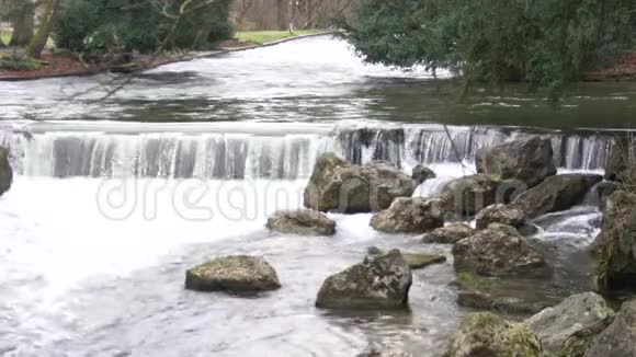 河流瀑布的水水流溅在石头上永恒时间视频的预览图