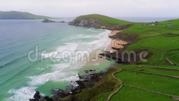 飞越爱尔兰定乐半岛的敦摩湾上空视频的预览图