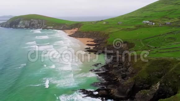 飞越爱尔兰定乐半岛的敦摩湾上空视频的预览图