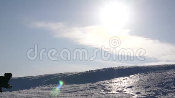 旅行者在大风中爬过雪上坡以获得胜利冬天的游客作为团队一起工作视频的预览图