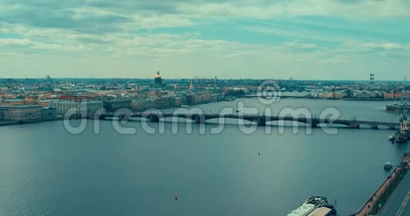 俄罗斯圣彼得堡全景涅瓦河上的宫殿桥圣艾萨克大教堂的金色圆顶金钟视频的预览图