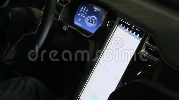 现代电动汽车男性驾驶员敲击大触摸屏的手视频的预览图