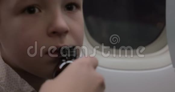 坐飞机的孩子拒绝吃药视频的预览图