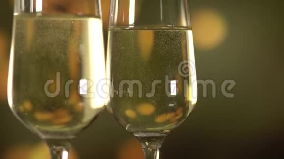 两杯金色背景的起泡葡萄酒关门视频的预览图