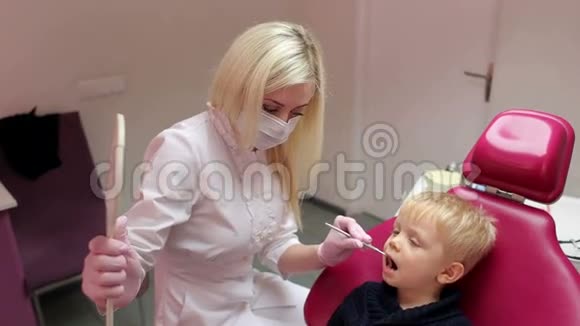 牙医正在检查和治疗小男孩牙齿视频的预览图