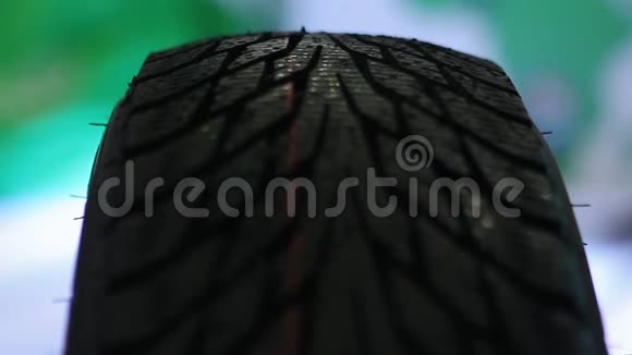 汽车轮胎橡胶工业产品技术维修站的特写视频的预览图
