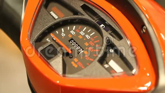电动滑板车上的测速仪指向零的针头技术视频的预览图
