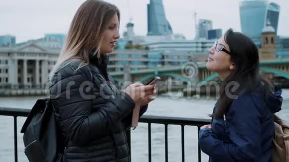 伦敦城市之旅两个女孩观光之旅视频的预览图