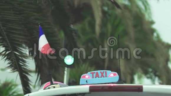 城市出租车服务乘坐汽车在大城市周围舒适的客运视频的预览图