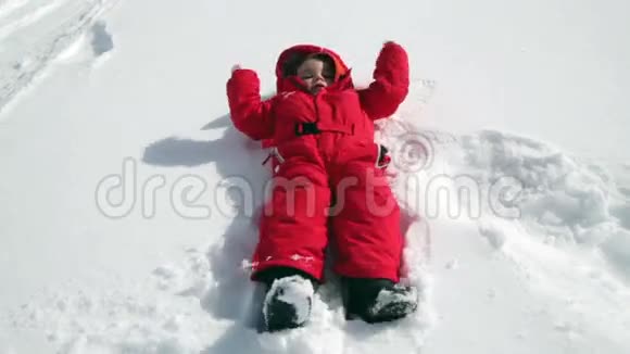孩子在雪地里摔倒视频的预览图
