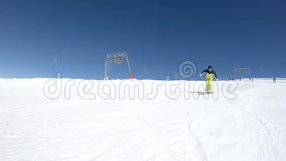 女滑雪者在滑雪道上视频的预览图
