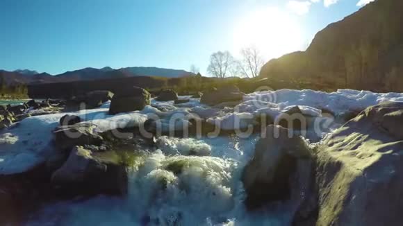 泉水在小溪里雪在山谷里阳光在照耀视频的预览图