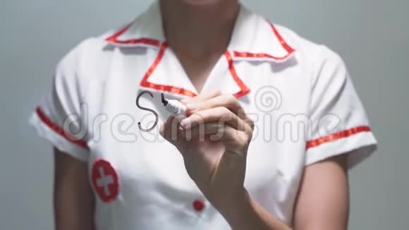 性健康女医生在透明屏幕上书写视频的预览图